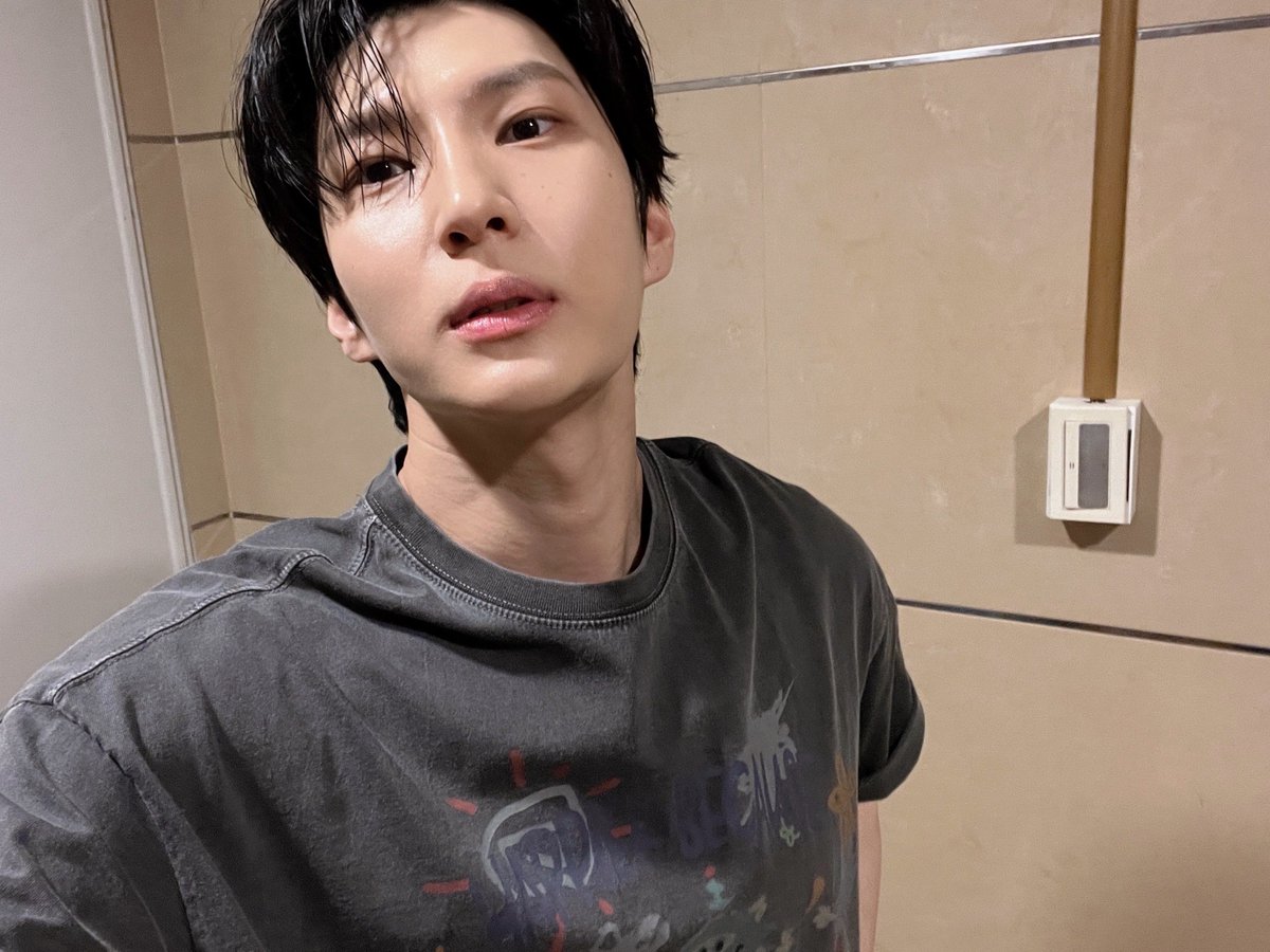 OfficialJTW_LEO's tweet photo. [📸PHOTO]

𝗧𝗘𝗕𝗔𝗦 𝗟𝗔𝗡𝗗 마지막 공연📿🏀

연극은 오늘 내려갈 거예요.
언젠가 다시 찾아와요 기다릴게요.

굿바이 택르틴&amp;택데리코

#정택운 #JUNGTAEKWOON
#레오 #LEO
#테베랜드 #마르틴 #페데리코 https://t.co/hoQ3DNIdqF