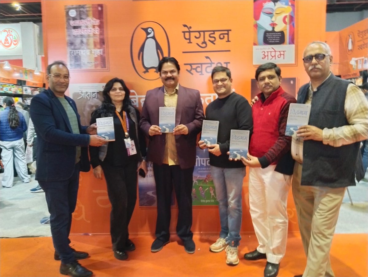 _rishikusharma's tweet photo. विश्व पुस्तक मेला 2025  पेंगुइन प्रकाशन हाउस पर अभय मिश्र की पुस्तक "विहंगम" पुस्तक विमोचन के अवसर पर "जूली" फिल्म के हीरो विक्रम मकानदार और सरफरोश फिल्म के अखिलेन्द्र मिश्र से उनकी फिल्मों पर चर्चा हुई। अखिलेंद्र मिश्र जी ने मेरी और अपनी IIT कानपुर की स्मृतियों को भी साझा किया। https://t.co/srdHBkavD8