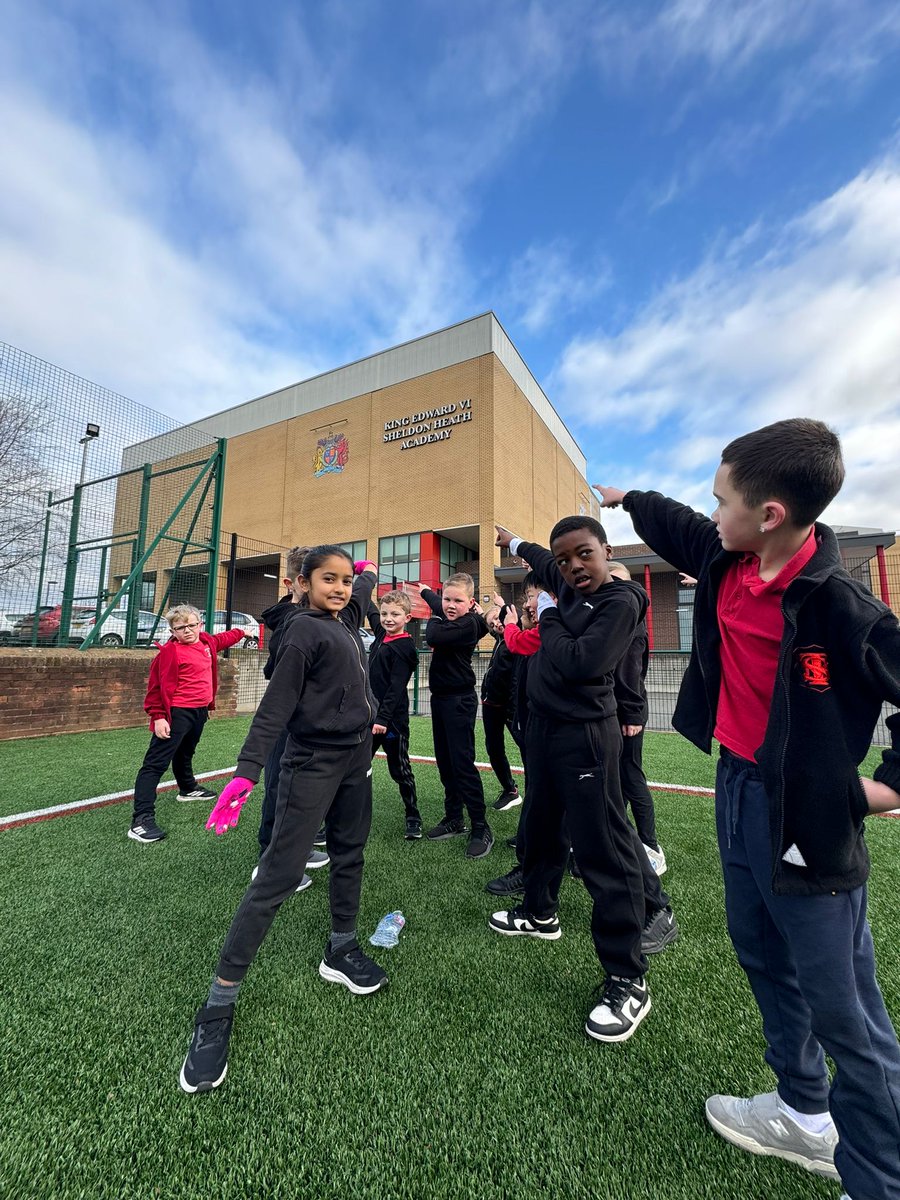 StTomMore's tweet image. A special visit to put sports skills to the test at @KESHAcademy. Thank you for having us. #STMPE