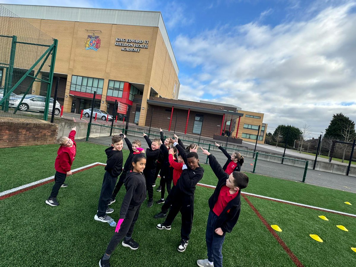 StTomMore's tweet image. A special visit to put sports skills to the test at @KESHAcademy. Thank you for having us. #STMPE