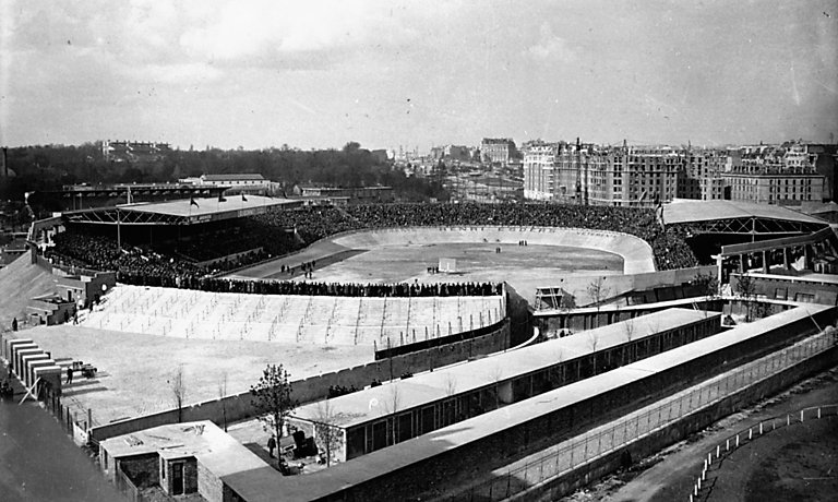 toutatis43's tweet photo. #AFES 1/2 : 9 février 1936, l'équipe de France s'incline 3 buts à 0 contre la Tchécoslovaquie. Le match s'est déroulé au Parc des Princes à Paris. Le score est déjà acquis à la pause et les buteurs tchèques sont Antonin #Puc 14ème, Jaroslav Boucek 20ème et Oldrich #Nejedly 35ème. https://t.co/2FacHKB5AK