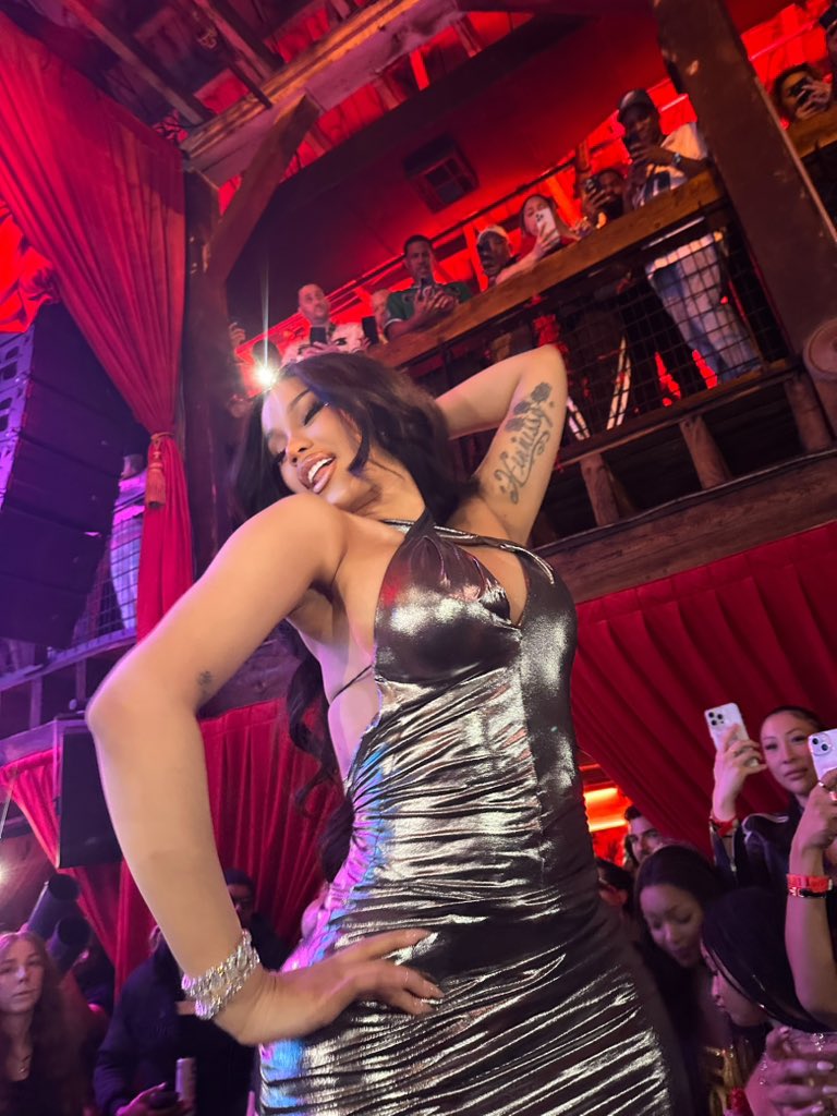 himbot_'s tweet image. party w cardi