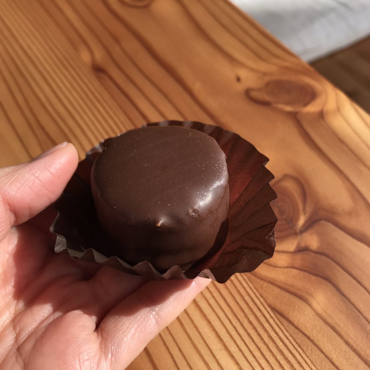 cavob's tweet photo. キター！ 大人のチョコマロン！ 去年と変わらぬお姿！ 箱かわいい♡ 金粉かわいい♡ 濃厚なチョコレートとラム酒の配合が最高です。まさに大人のデザート！ 2/14までの販売のはずだから、もう一回食べたい！

#バレンタイン #チョコレート #六花亭 #大人のチョコマロン https://t.co/i0zTBVuTGe