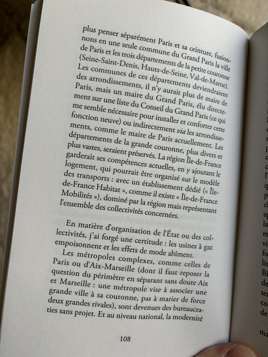CBeaune's tweet photo. #PLM | Oui, il faut plus de démocratie à #Paris et pour cela changer le mode de scrutin. Mais le vrai changement nécessaire, ce sera d’élire un « maire du Grand Paris », de fusionner la ville de Paris avec toute la petite couronne !

Paris est une capitale trop petite, où la maire ne se préoccupe jamais des banlieusards, au détriment de tous.

Une politique de logement, le développement d’espaces verts, les pistes cyclables, les choix sur le périph’… ne peuvent plus se faire en séparant Paris « intra muros » et banlieues proches.

Cette croissance organisée, c’est toute l’histoire de Paris. Retrouvons cette ambition, qui rendra Paris plus forte, plus juste, plus verte. 

Quelques idées pour le débat dans mon livre « Je dirai malgré tout que la politique est belle » (et Paris aussi !) ⤵️