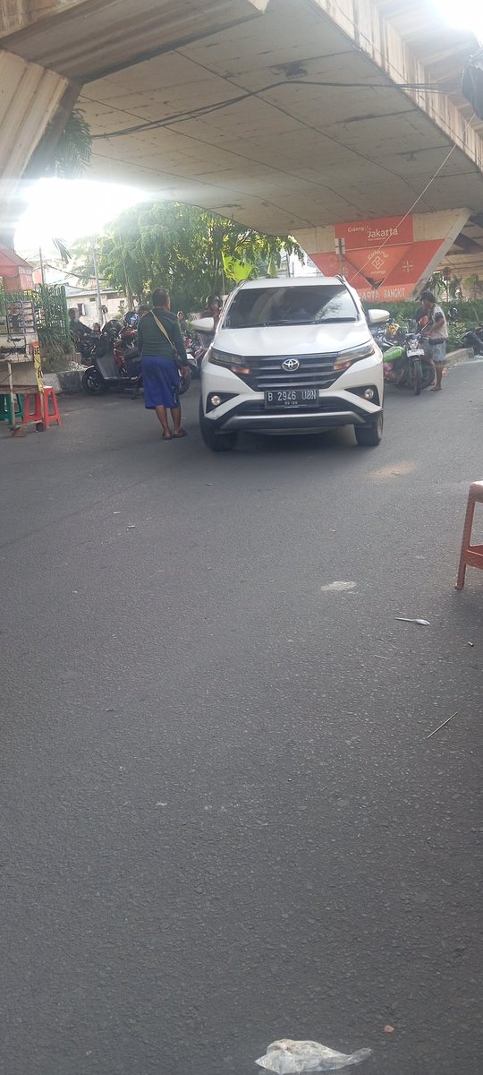 Ini gimana ya markir motor pas dibelokkan apa diperbolehkan oleh...