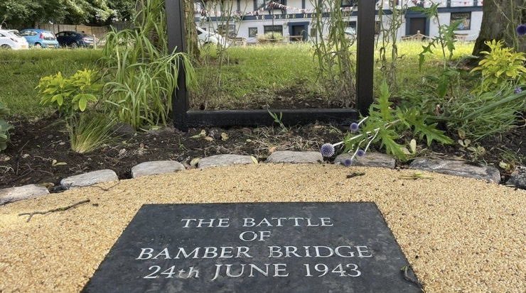 Geoff Newman 🍒🤍💚🇬🇧🇺🇦🏳️🌈 (@tarnsman1) on Twitter photo <a href="/AfricanArchives/">AFRICAN & BLACK HISTORY</a> It’s about 10 miles North of my home town, and yes, we are still proud of what our fathers and grandfathers stood up for back then!
That’s the pub in the background, and this memorial was placed in 2022! <a href="/AfricanArchives/">AFRICAN & BLACK HISTORY</a> It’s about 10 miles North of my home town, and yes, we are still proud of what our fathers and grandfathers stood up for back then!
That’s the pub in the background, and this memorial was placed in 2022!