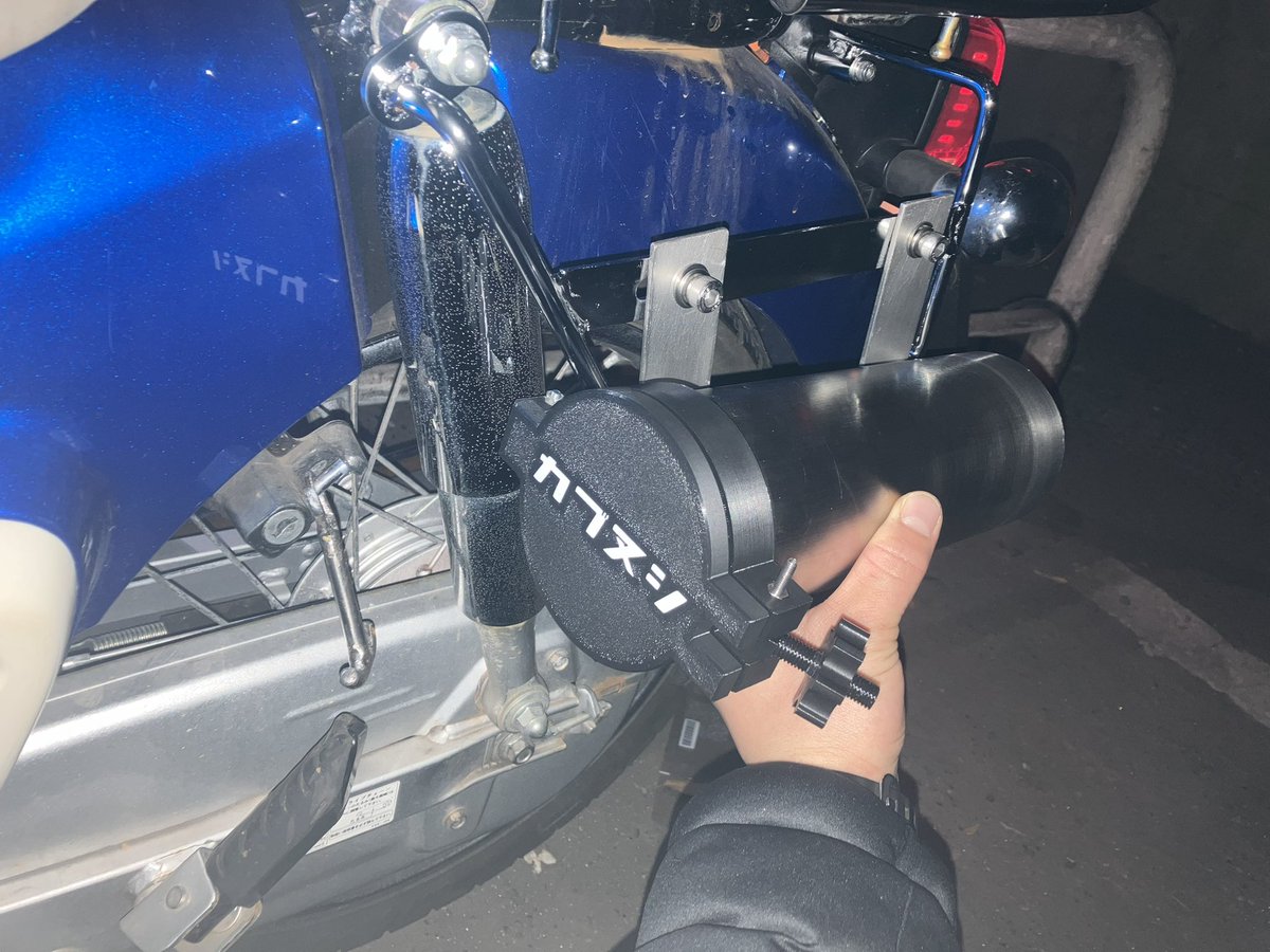 red_B_no_R's tweet photo. 携行缶ホルダーを自作中…
ステンレスをtigで溶接。
樹脂部分は専門的な知り合いにお任せしてます。

取り付け方、蓋の構造、取付位置…
悩みますなぁ…

#スーパーカブ
#カブヌシ
#株
#ホンダ
#3Dプリンター https://t.co/qV62pTnRKv