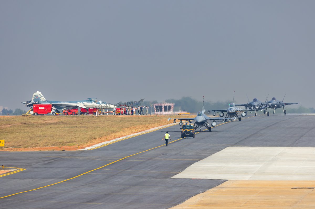 VishalJolapara's tweet image. Only in 🇮🇳 (HIGH-RES)
A historic first time 🇷🇺 & 🇺🇸 5th gen aircraft sharing the same tarmac.
Su-57 crew eagerly 📸 their first in-person glimpse of the F-35, while, vice versa, 🇺🇸 F-16 & F-35 pilots get their first look at the Felon.
A rare moment of mutual fascination.