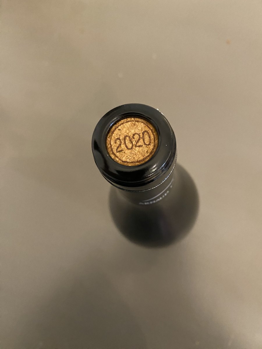 zarathustra1972's tweet photo. エチケットは2021年、コルクには2020年。どっちが正しいの😆？ https://t.co/65wkDMQDa7