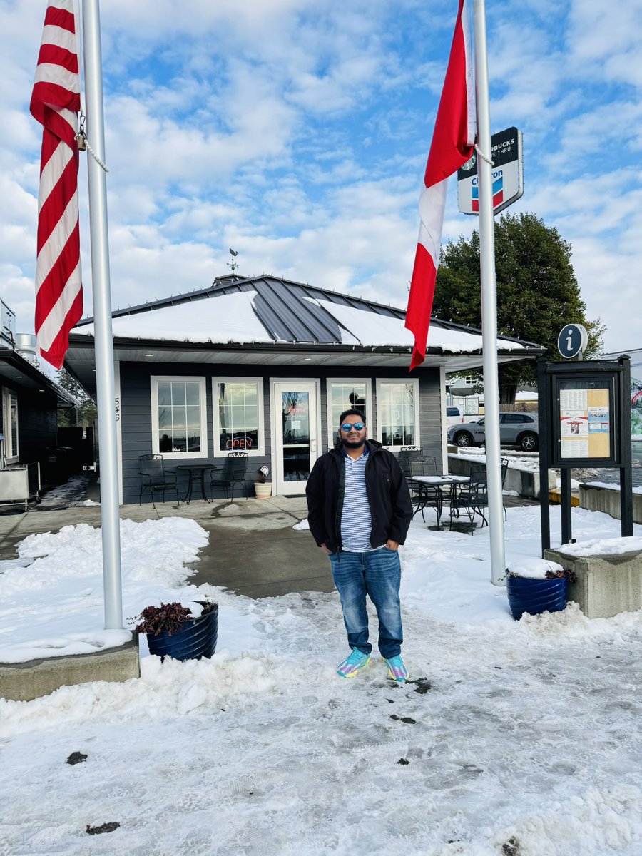emonhsn61's tweet photo. Canada by morning, USA by evening! 
Loving every moment of this winter adventure. 🌨️🍽️ #peacearch 
📍Washington,USA 🇺🇸 https://t.co/WTzQzD5Izh