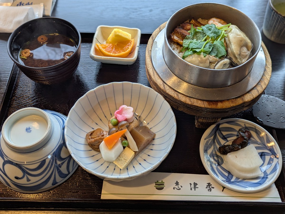 釜めし志津香
おこげが甘くて美味しい