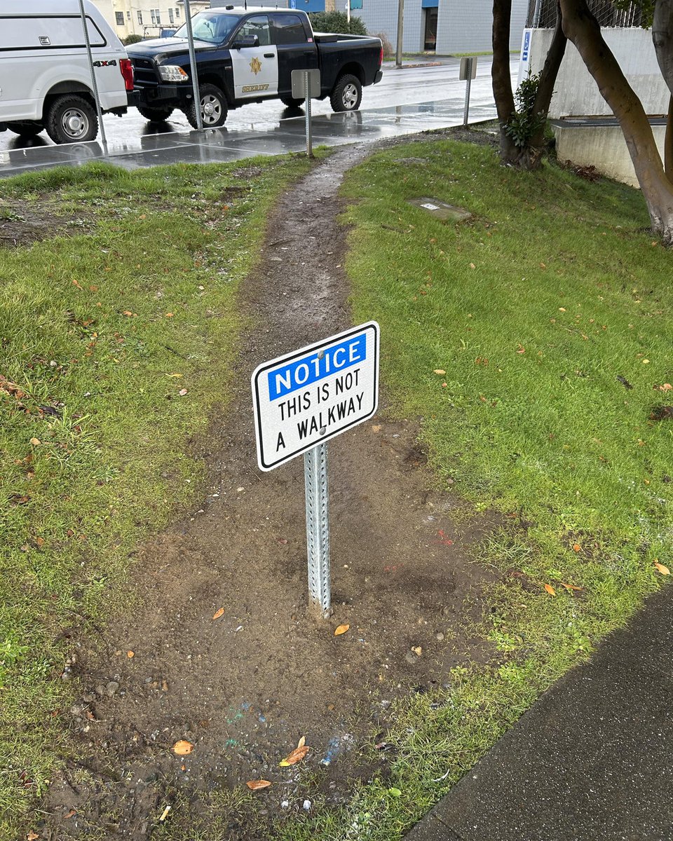 pathsofdesire's tweet photo. 🤨🧐

- Rating: ⭐️⭐️⭐️⭐️
- Territorial gain: 4 meters 
- Location: Eureka, USA https://t.co/Ujw9eHoa5M