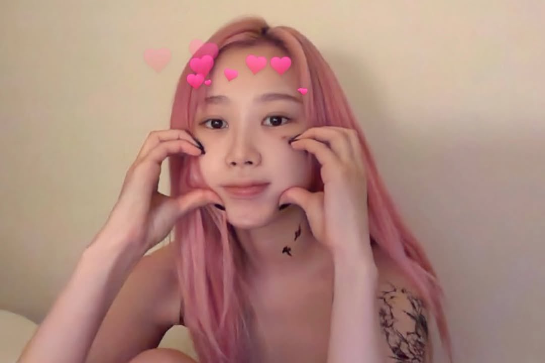 An angel in disguise, drenched in dreamy lavish that got my hearty psyche burns in mesmerism. ୨♡୧ Fancy 'lil elegance planted inside my heart, drawing attention through different point of views.