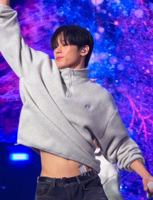 gaynhornyy's tweet photo. the front vs the back omg... so close..... https://t.co/hfEbVGQG0z