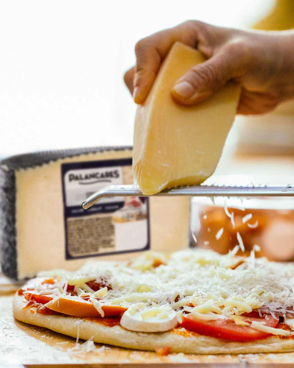 Una pizza sin queso, no es una pizza.. 🍕

Hoy es su día y tienes la excusa perfecta para disfrutar de una base crujiente, tomate fresco y mucho, mucho queso Palancares. 🧀✨

¿Cuál es tu pizza favorita? 🍕🍕

#pizza #diamundialdelapizza #queso #QuesosPalancares #quesosemicurado