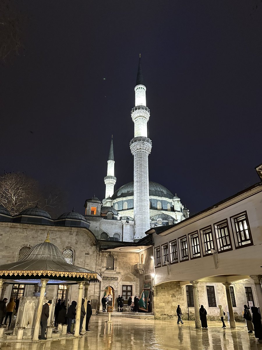 ttaysecaglar's tweet photo. “Per açmış göklere murg-ı hümâdır.
Açılmış el kabûl olmuş duâdır.”
Sabah namazında bir başkaymışsın Eyüp Sultan ❤️ https://t.co/c7vUhoBi3b