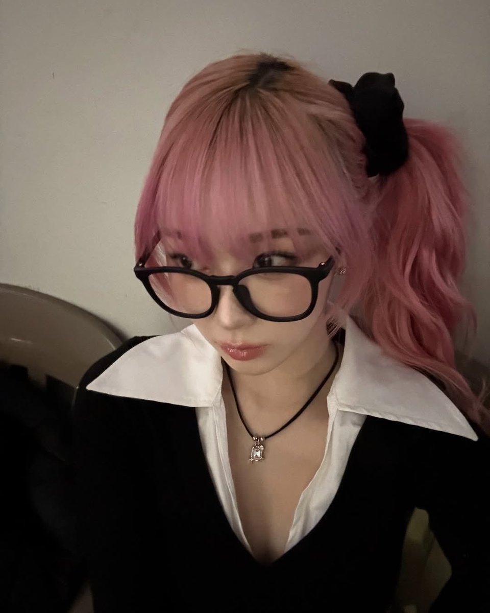 Sweet devil whispered dazzling spells to my heart, aligned signal of victory as I thrive on my siren office look, the ultimate choice to be adored endlessly. ﾟ ◠ ੭ ✽ " All hail, Aeri. " They said, cheering upon my flabbergasting-self.