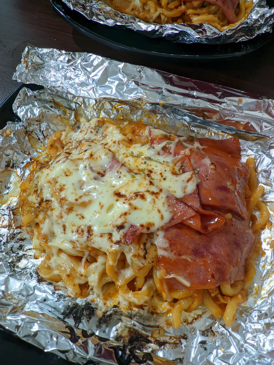 chiayaoo's tweet photo. Ini mie bakar celaket ngga ada niatan buka di surabaya kah? https://t.co/kE9UVHeg4w