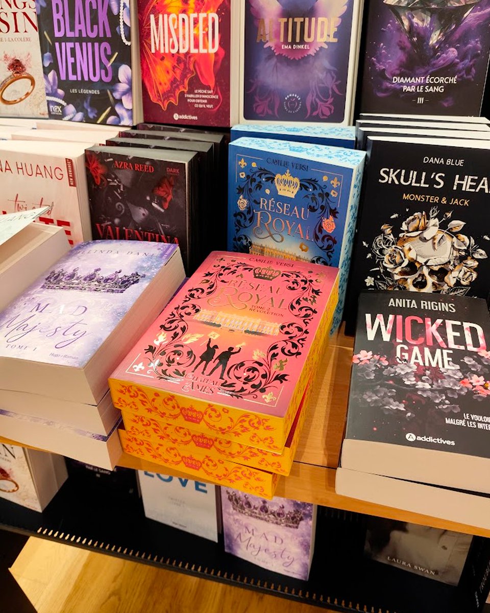 Versicamille's tweet photo. Hier, c'était ma première dédicace pour le tome 2 de Réseau Royal, à Cultura Gennevilliers 🥳
En bonus, les deux tomes de la série très bien mis en rayon ✨ https://t.co/5IAWJkyNfQ