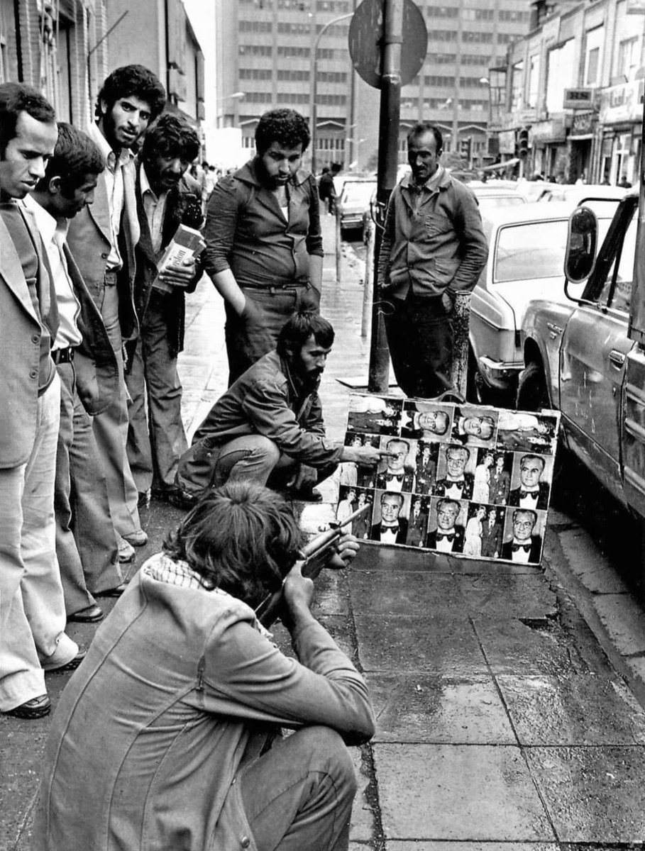 از پیرمردی پرسیدم "وفا" یعنی چه؟
گفت : ما نسل پنجاه و هفتیم، از سگ بپرس...