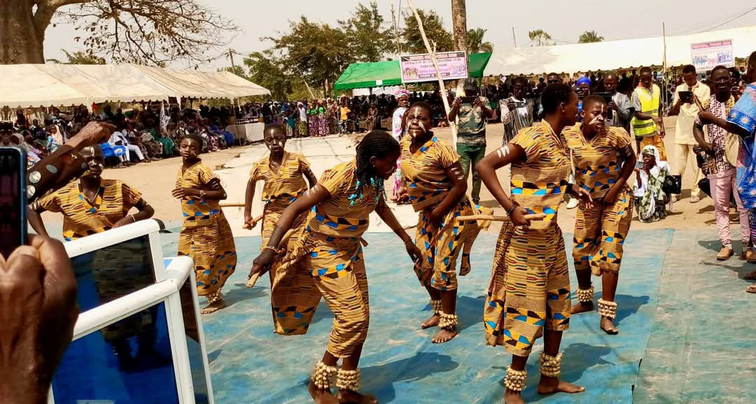 Tchamba1/culture : les natifs d'Affem-Boussou célèbrent la 35ème édition de leur fête traditionnelle.

Un grand rendez-vous culturel de la commune de Tchamba1.

En savoir plus ici 👉facebook.com/share/p/19yid7…
