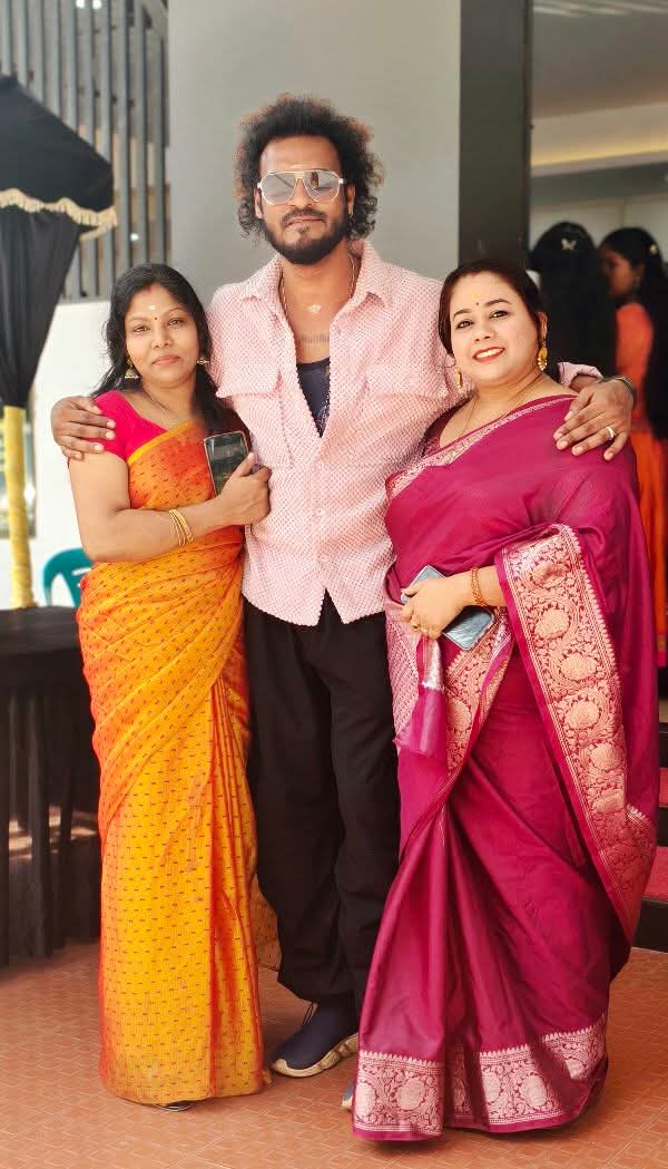 Ravikumartcr's tweet photo. My Miss #Akhila Teacher 😘 #My Chechi #Greeshma 😘 https://t.co/Z7eh0Vkv0L