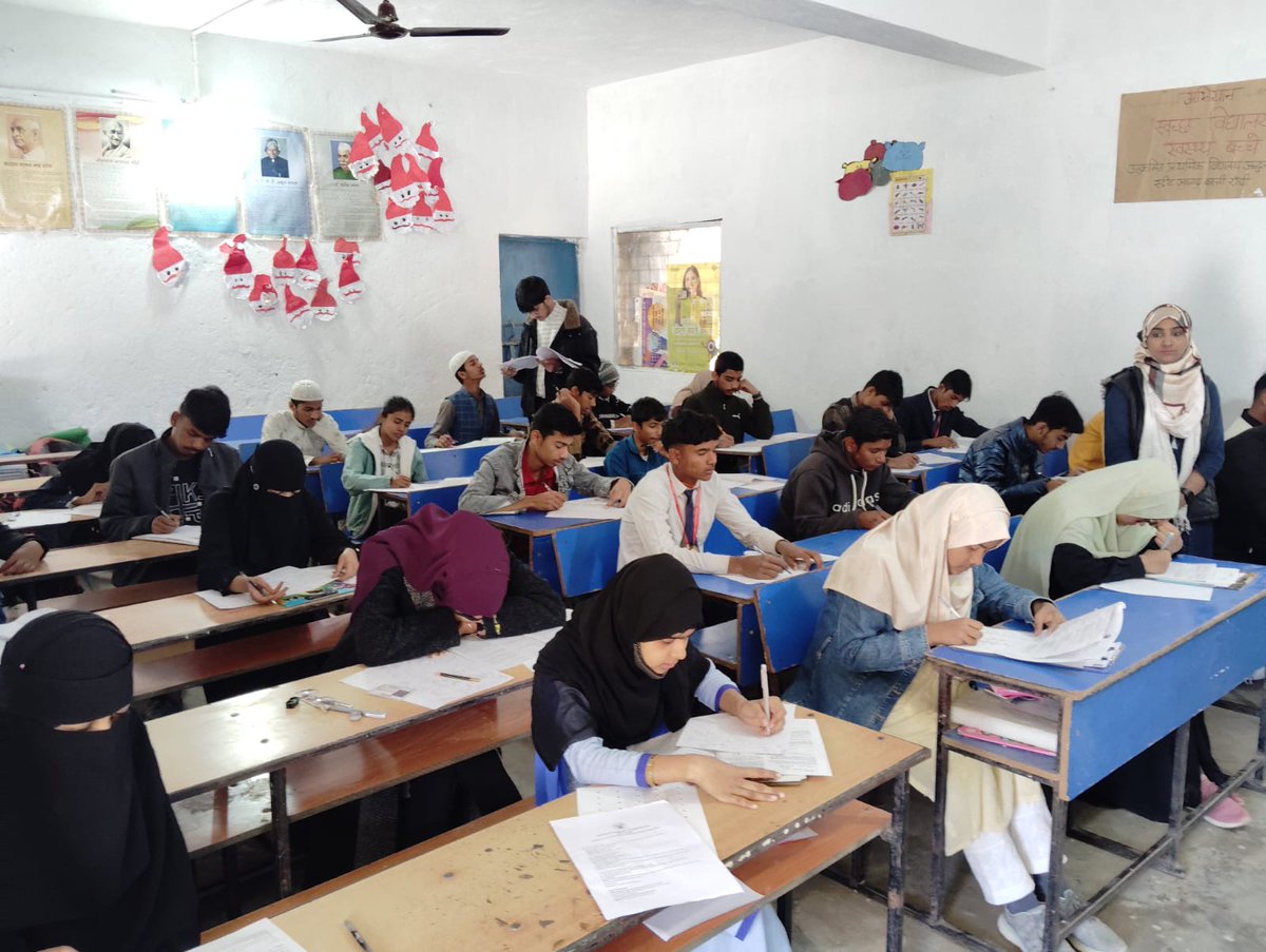 gulafsashani's tweet image. आज पुरे देश में रहमानी 30 रहमानी प्रोग्राम ऑफ एक्सीलेंस का प्रवेश परीक्षा  लिया गया! जिसमें झारखण्ड से एक #Invigilator के रूप में मैं भी शामिल हुई!साथ ही प्रभात खबर के senior editor Shanawaz qurashi sahab,JMM leader abrar ahmad sahab, junaid sahab, सभी शामिल हुए!!

#Rahmani30