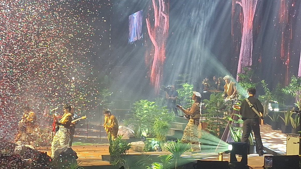 chiyenluvr's tweet photo. Their smiles are so unforgettable, they look so happy🥺 I'm so proud of you guys @cupofjoemusic @gianbernardino_  @raphridao  @cjjfernandezz @gab_clz @xengareza ❤️
#SilakboTheConcert #SilakboCOJ #CupOfJoeSilakbo https://t.co/kE6J0qKEAo