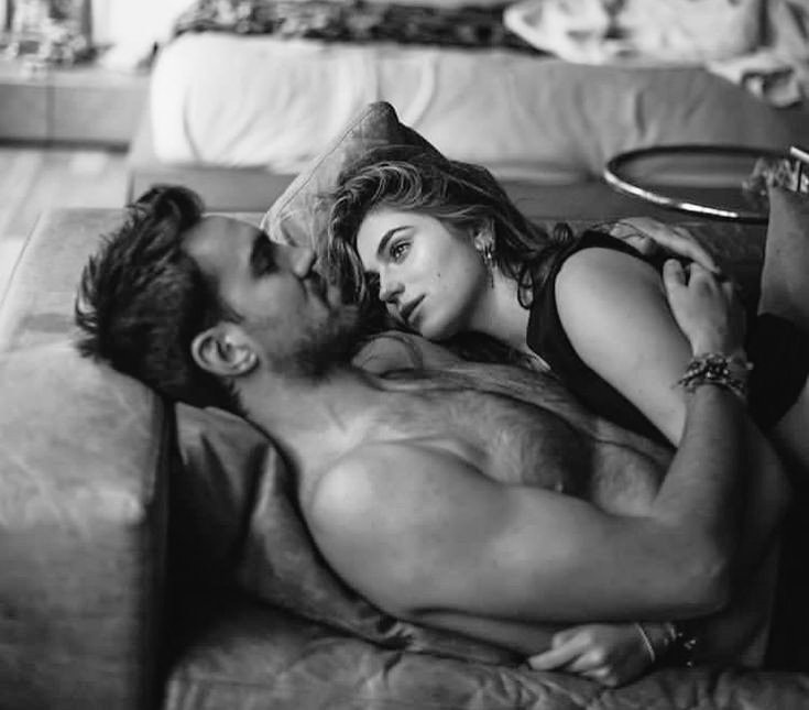 Sabahları buram buram 
Dumanı tüten bir fincan
Kahve kokusuyla geliyorsun aklıma 
Ve ben yine benden firari ADAM...