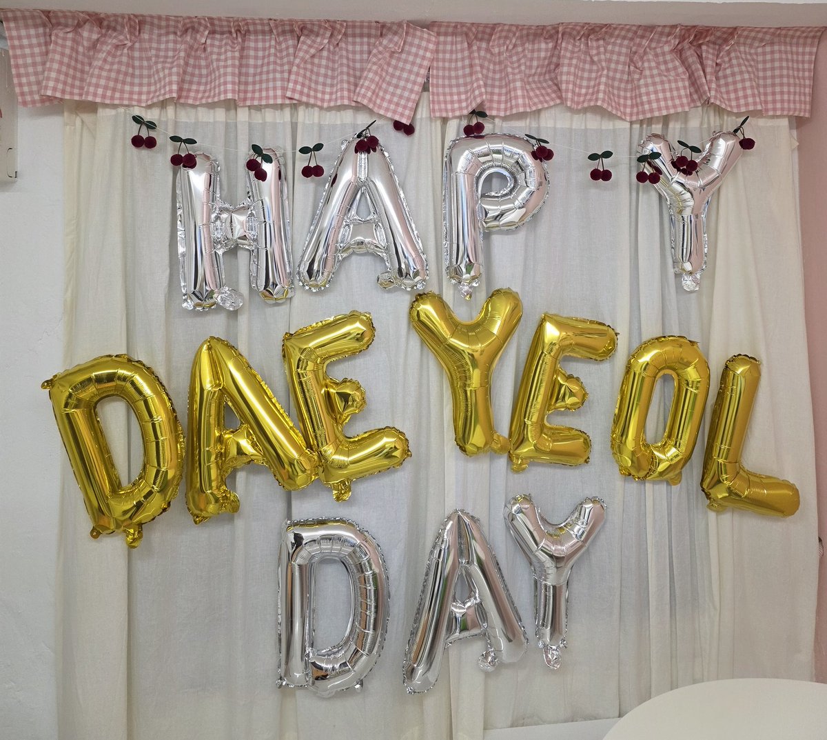 JAERI21123's tweet photo. #TIMELESS_DAE_WITH_YEOL #대열이의_모든_시간_함께해

베러위드 커피에서 푸딩이랑 아메리카노 즐기면서 대열이 구경하기... 오랜만에 골차 메들리 들으면서 신났다...🥺🥺 새삼 명곡 너무 많아 인간 되어버림... 딸기 푸딩 너무 맛있었고 카페가 아기자기하고 분위기가 좋았다❤️❤️ 생카 감사합니다🥺 https://t.co/MRMYNyqRr7