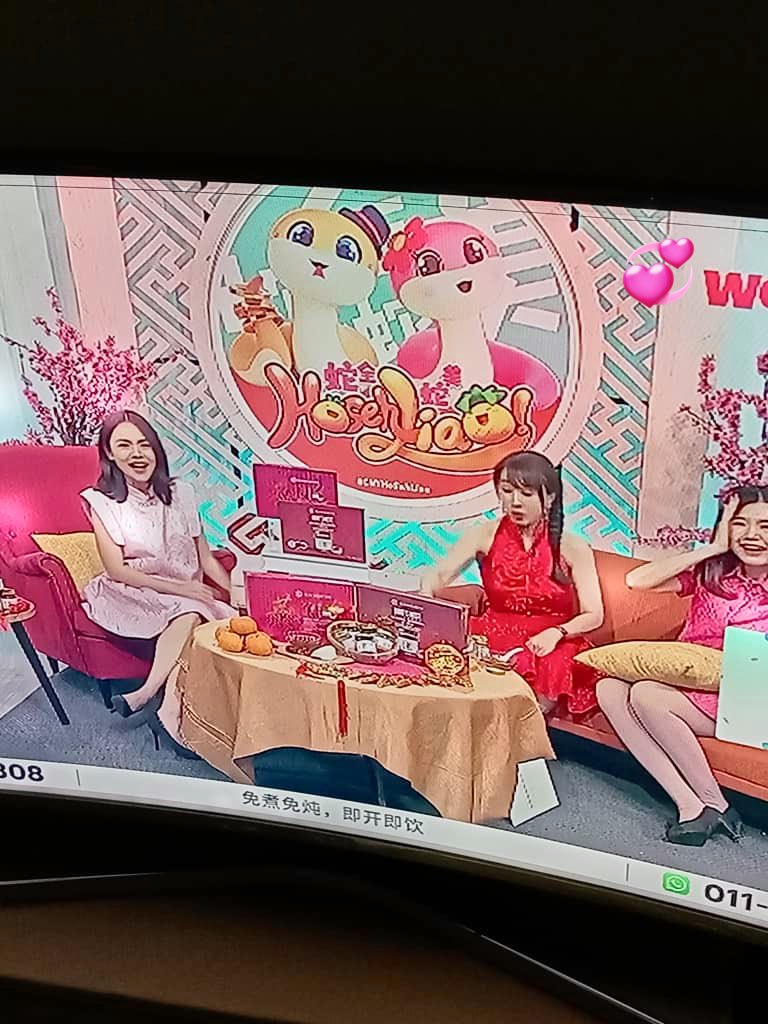 ng_menghui's tweet photo. Happy chor 12🧧&amp; happy weekend, love this color.🥰

Channel @wowshopofficial 
Stylist @kylechg 
Wearing @whattowearmalaysia 

#wtwtoday #kongsifacai #团聚更美丽 #旗袍 #穿搭 #穿搭分享 https://t.co/AIqFPNpPra