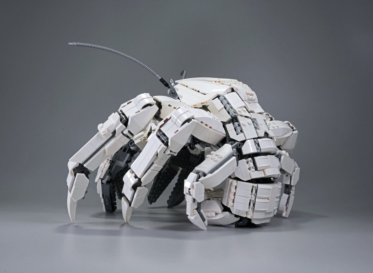 レゴでヤシガニを作ったよ。
名前にカニと付くけどヤドカリの仲間で地球最大の陸生無脊椎動物。脚を広げると1メートル近くにもなる。
その巨体に備えられたハサミの力はライオンのかむ力に匹敵しあらゆる物を切断。成熟した個体は腹部を下側に曲げて守る様に行動するんだって。↓につづく
#レゴ #LEGO