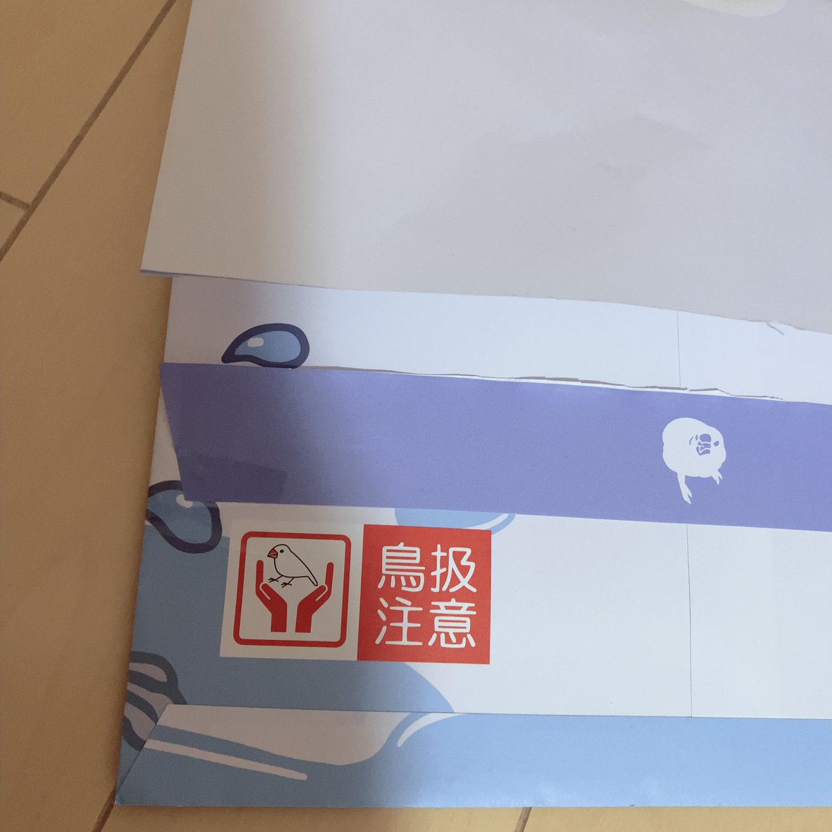 monchan4_4's tweet photo. 日々ぶんちょうさん(@ginbato_poppo )のおくすり手帳購入✨
商品が入ってた封筒までもがかわいくて次は何を買おうかと悩んでます！
おくすり手帳にびびるきりちゃんと一緒に開封しました(*ˊᵕˋ*) https://t.co/Nn0CRiIM2Z