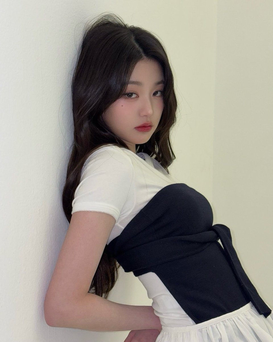 eternal1young's tweet photo. 미우미우 장원영 미친거아냐 https://t.co/ee0dnjRSW2