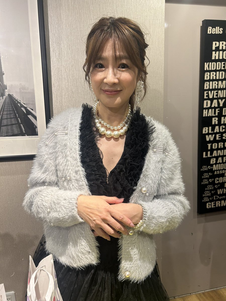 Popsaurus3360's tweet image. 初めて生で見た北岡夢子ちゃん
とってもお美しい方でした
CDとタオルを購入して持参したCDのジャケにめサインをしと頂きました。
満員のお客様に80年代アイドルの力強さを感じました😊

#北岡夢子 さん　#ソープオペラクラッシックス梅田