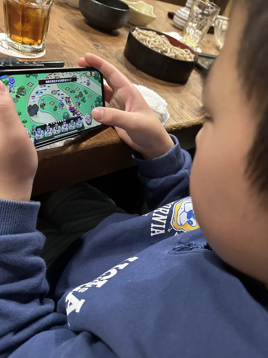 issei_kom's tweet image. 弊社タイトル
【ピクセルヒーロースクランブル】
の攻略に熱くなる息子(小2)
このゲーム意外と難しいんです😆
#ワンオアエイト
 #ピクセルヒーロースクランブル 
#PHS