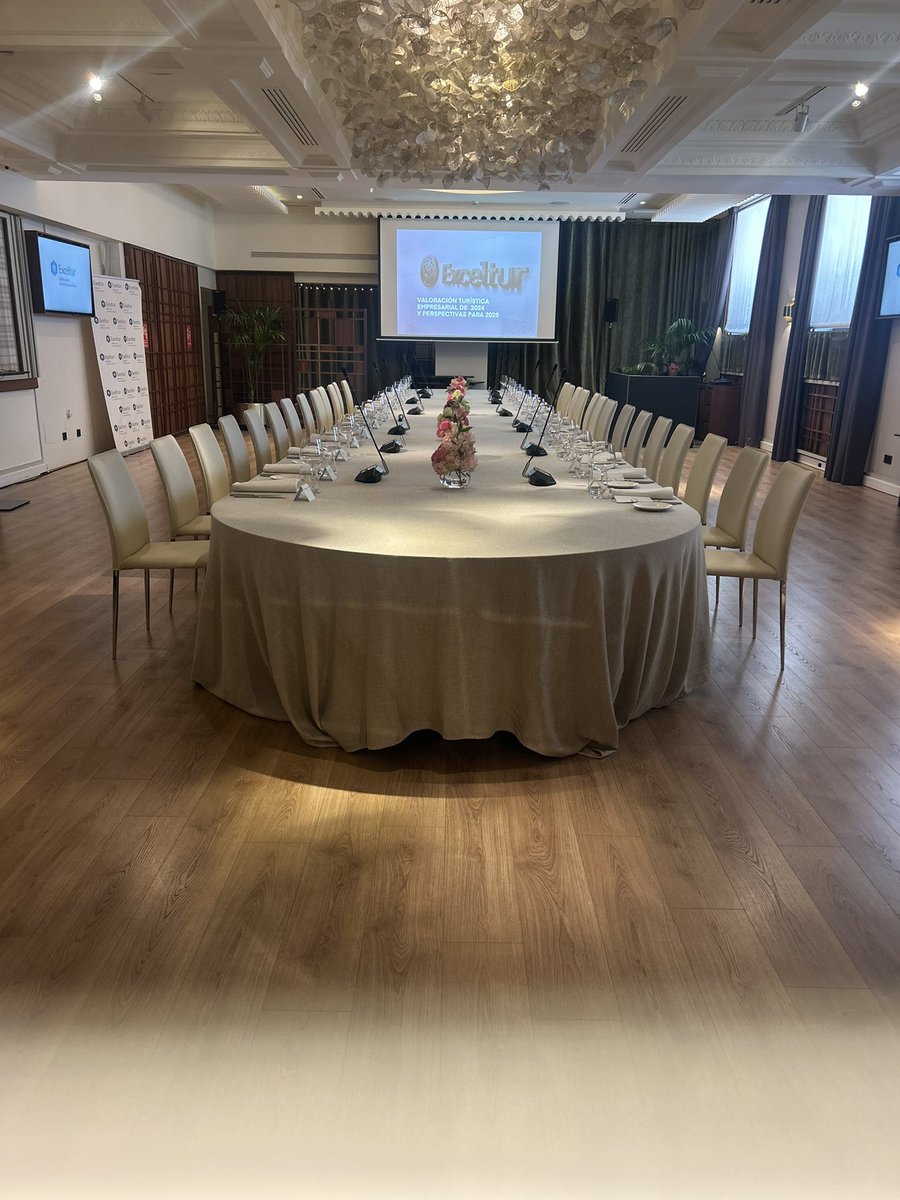 anavra1's tweet photo. ¿Cómo sentarías a tus invitados?
La importancia en #Protocolo de tener criterio a la hora de sentar a los asistentes alrededor de una presidencia. #Orden #Ideasclaras https://t.co/BjmGpuEI4z