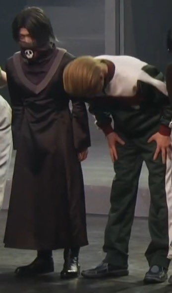 DailyPhinFei's tweet image. They’re thanking the public, but Feitan wants to look tall