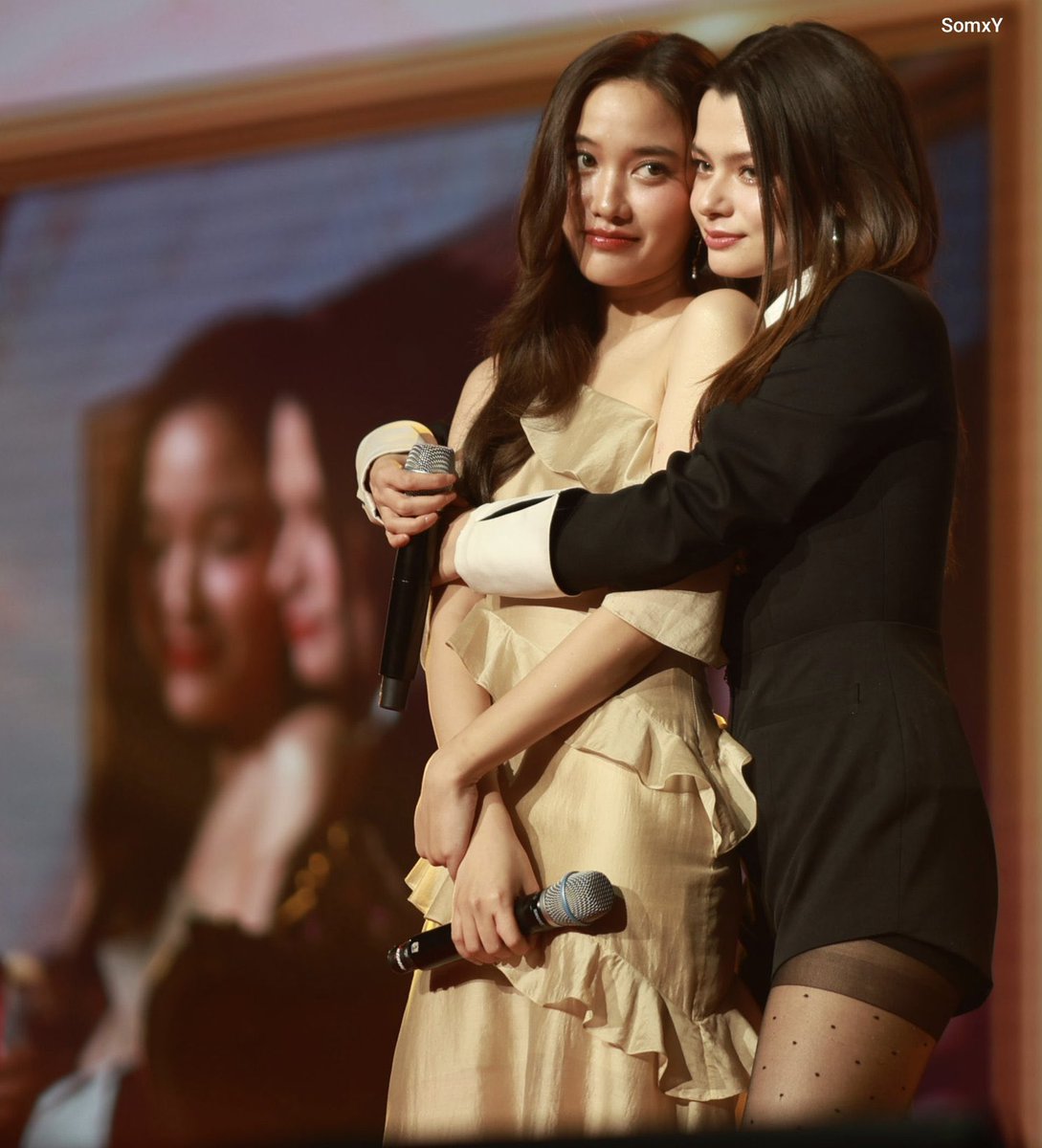 mywhitelilly_'s tweet photo. sarocha: she is pretty she is kind she is smart she is aspiring she is thoughtful she is friendly she is observant she is talented she is hardworking and SHE IS MINE. 👊🏻🤍

SAROCHA REBECCA IN MANILA
#FreenBeckyRoyalFanmeetxPH https://t.co/7Besw4nMHw
