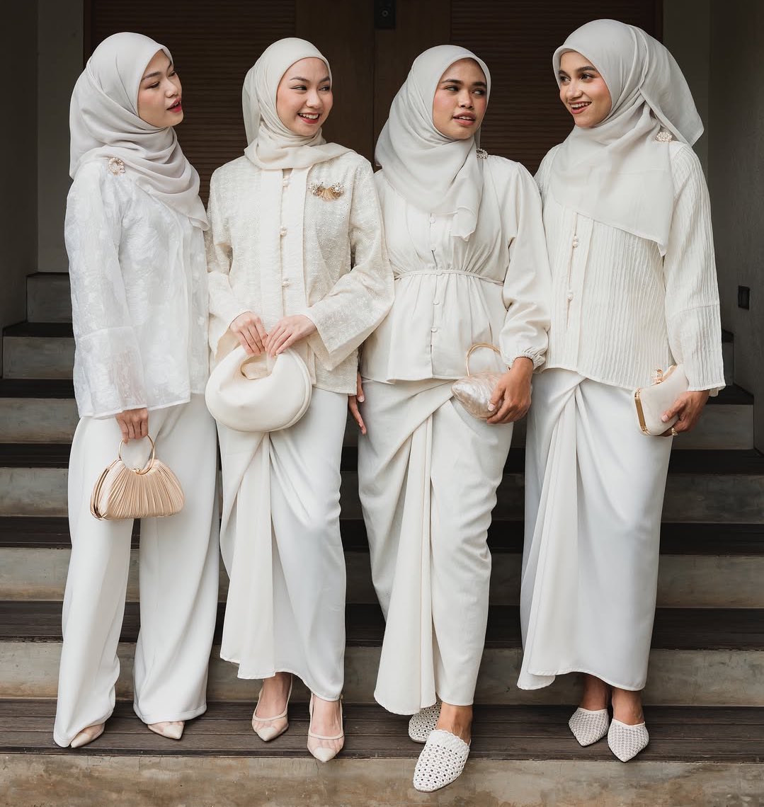 Raya collection dari brand lokal yang style nya cantik minimalis jadi bisa dipakai buat ke kondangan atau buat jalan-jalan juga masih cocok 🥰💖