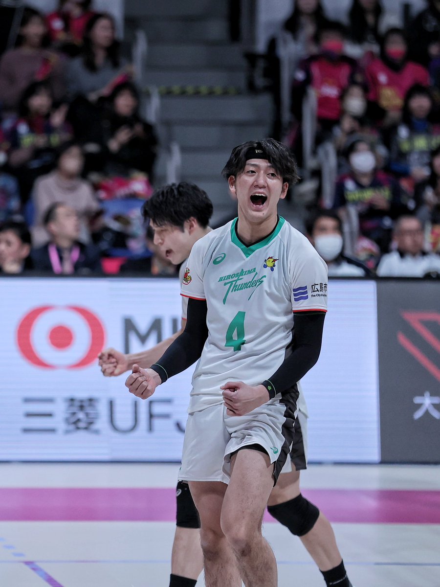 値下げ☆未使用広島サンダーズ三輪大将選手No.4　オフィシャルユニ XLタグ付き 広島サンダーズ 三輪大将選手No.4 オフィシャルユニフォーム XLタグ