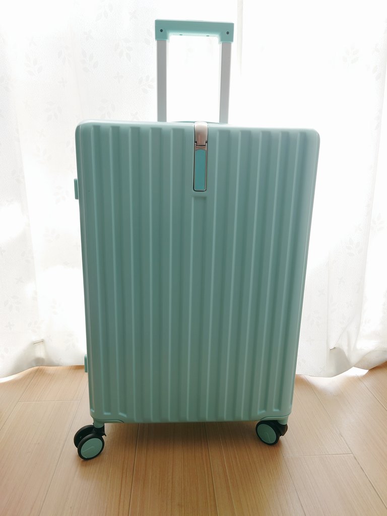 utami__runo's tweet photo. 有休謳歌の旅に行くため、10年以上使ったスーツケースから新しいものへ！
前のはいろんなところへ連れて行ってステッカーいっぱい貼って、愛着あるけど壊れてしまったのでさようなら🫂
でも、新しいのはどんなステッカー貼ろうかなって楽しみでもある🤭 https://t.co/v8Tms5mQG6