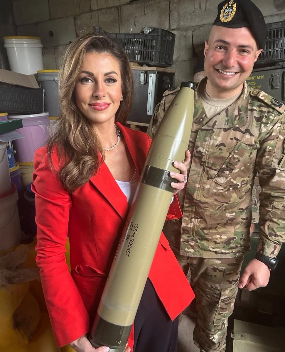 من ايمتى ضابط بمؤسسة عسكرية لبنانية متاح له اخذ صور غير رسمية بزيّه العسكري !؟؟
وين القضاء العسكري ؟
وين الضباط الشيعة تتحرك و تقوم بما يملي عليهم
جراء هكذا فعل ؟
وين القضاء العسكري او الامن العسكري ؟
#تهتول