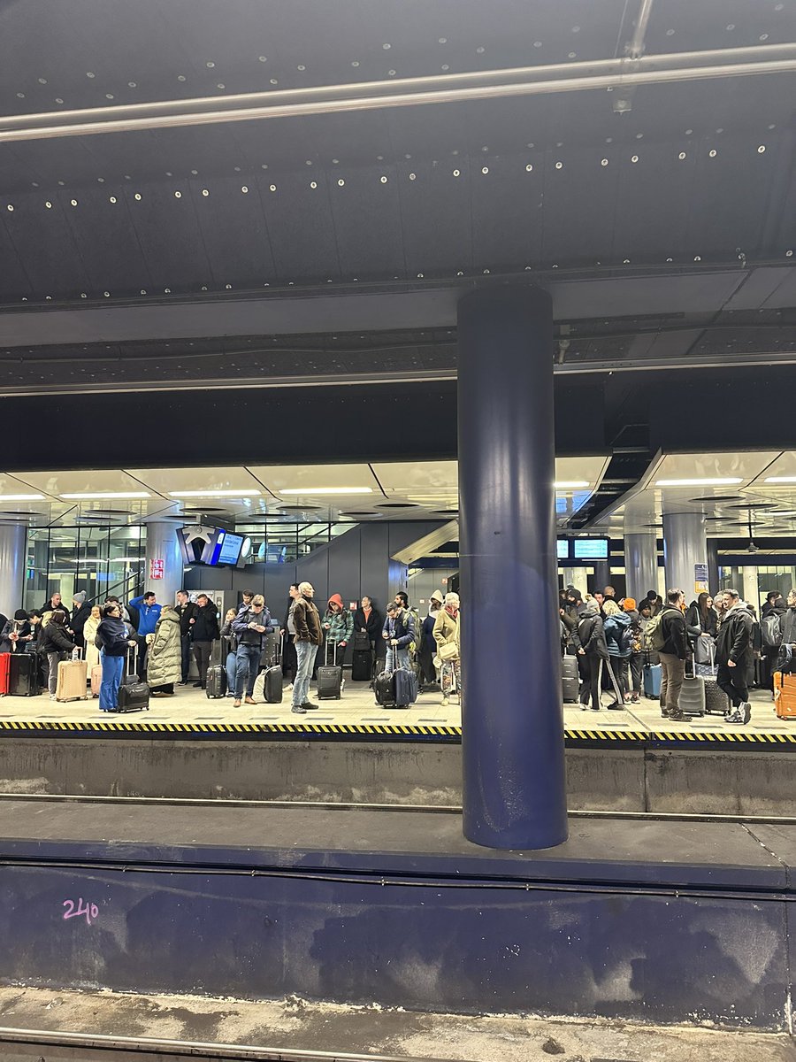 Jelleposthuma's tweet photo. @ProRail @NS_online hoe halen jullie het in je hoofd om je diensten zo slecht te plannen dat de trein van Lelylaan naar Schiphol zo vol zit. Levensgevaarlijk dit #CustomerService #ns #prorail #dangerdays https://t.co/lS9w1NuNlh