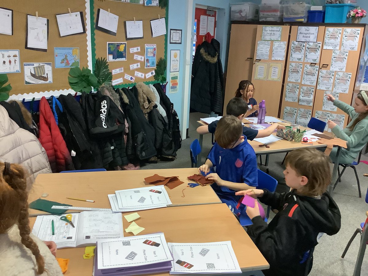 MrsKY_Thatto's tweet photo. Final project time in DT - they’ve all worked so hard on their phone cases. #ThattoPrim_DT https://t.co/PLCYw1GIbS