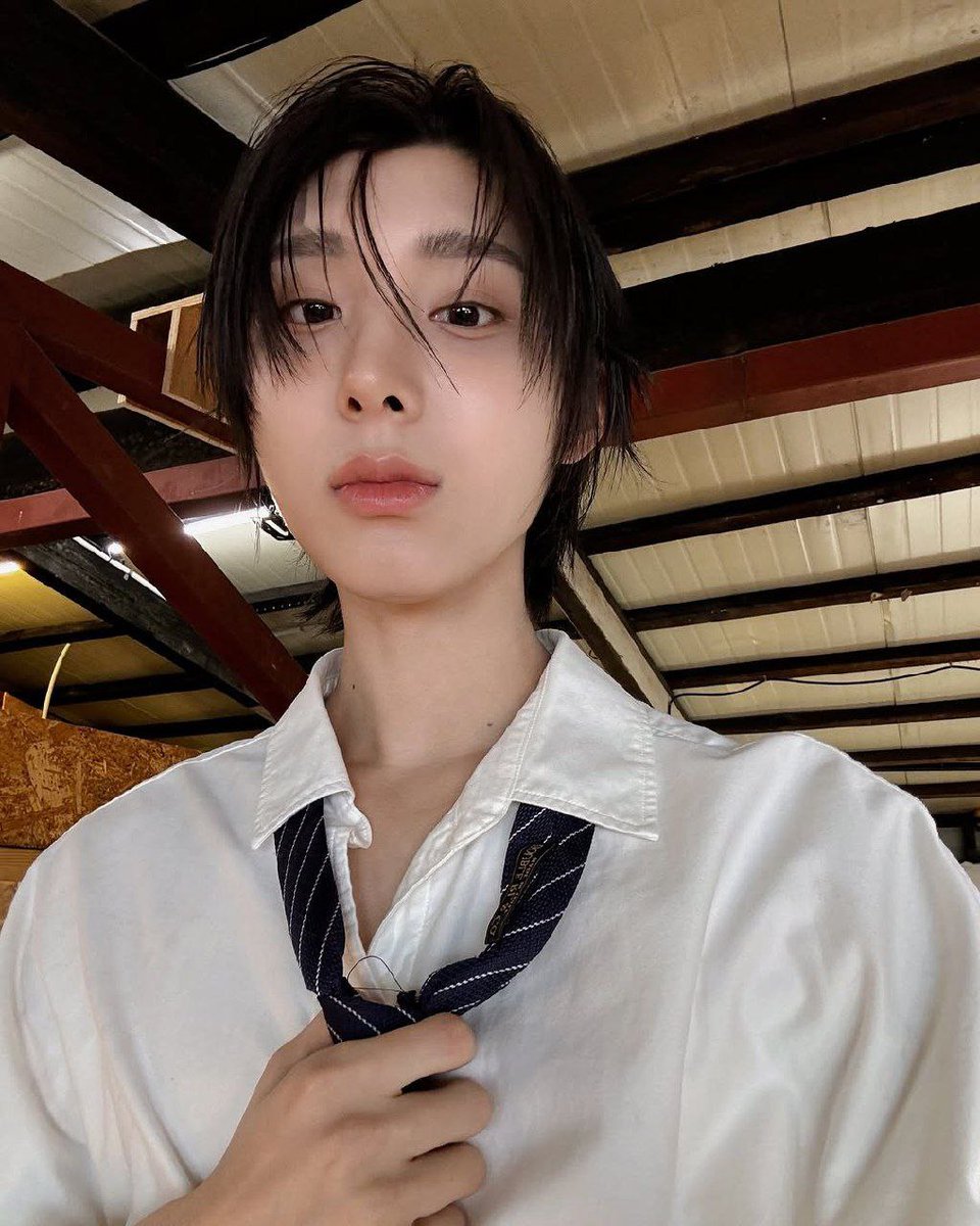 From the perspective of model Vogue, every angle of a face reveals a story. Being self-assured is as easy as donning a white shirt and a loose tie. A timeless elegance, brimming with emotion character, is conveyed in every shot by a subtle power that transforms a moment into art.