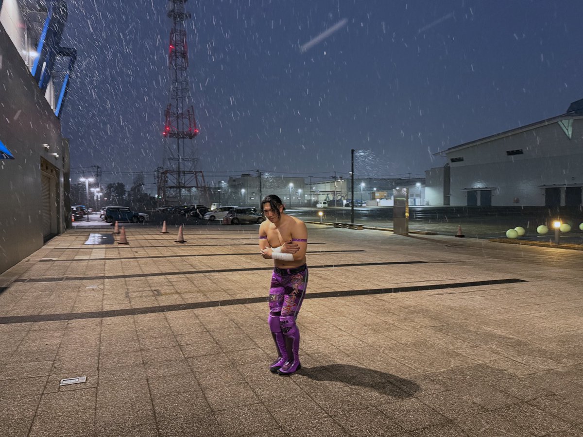 ddtpromasada's tweet photo. 決勝進出が決まった日。
空を見上げると雪が降っていた。
私の勝利を導く紙吹雪のように感じた。
身体は凍えたが心は燃え滾っている。 https://t.co/cxfUYoILpd