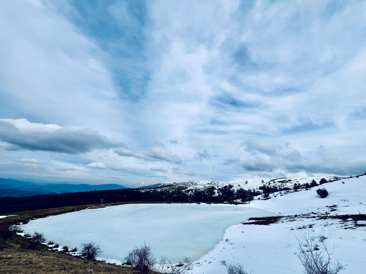 Малите езера во зима – замрзната убавина што ја одзема тишината ❄️

Калин Камен вештачко езерце кое студот го претвори во огледало.