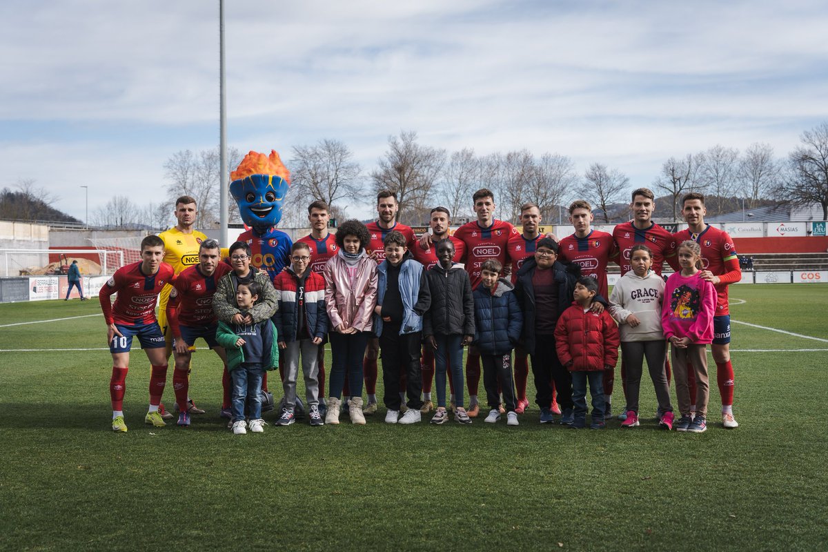 UEO1921's tweet photo. Pʀᴇ̀ᴠɪᴀ ʙᴇɴ ᴀᴛᴀᴘᴇɪ̈ᴅᴀ❕

👶 Amb la visita del #CadetA i #CadetB de @UEOplanter 

🎒 Alumnes de l'Escola Sant Roc del barri olotí

👕 Reconeixement a @mgcmutua, patrocinador del primer equip. Amb Xavier Plana, el seu director general!

#OlotSDIbiza #2RFEF3 #TornemAmbTu https://t.co/aJcKiaoQUF