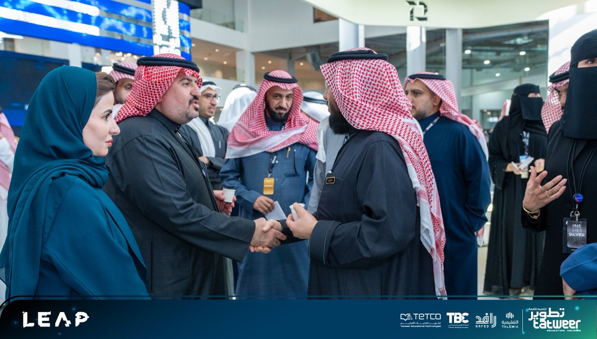TETCOSA's tweet photo. سعادة رئيس مجلس المديرين م. مرهف المدني يزور جناح مجموعة شركات تطوير في #leap25، حيث كان في استقباله م. فهد الصليع الرئيس التنفيذي للشركة.

#تيتكو
#تطوير_في_ليب
#آفاق_جديدة https://t.co/fTHBKopeC1